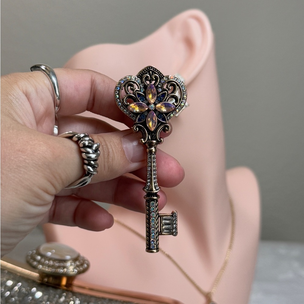 ⚜️ Magical Kéy Vintage Gold Brooch With  Zirconia 🔑 💎 - Picture 4 of 7